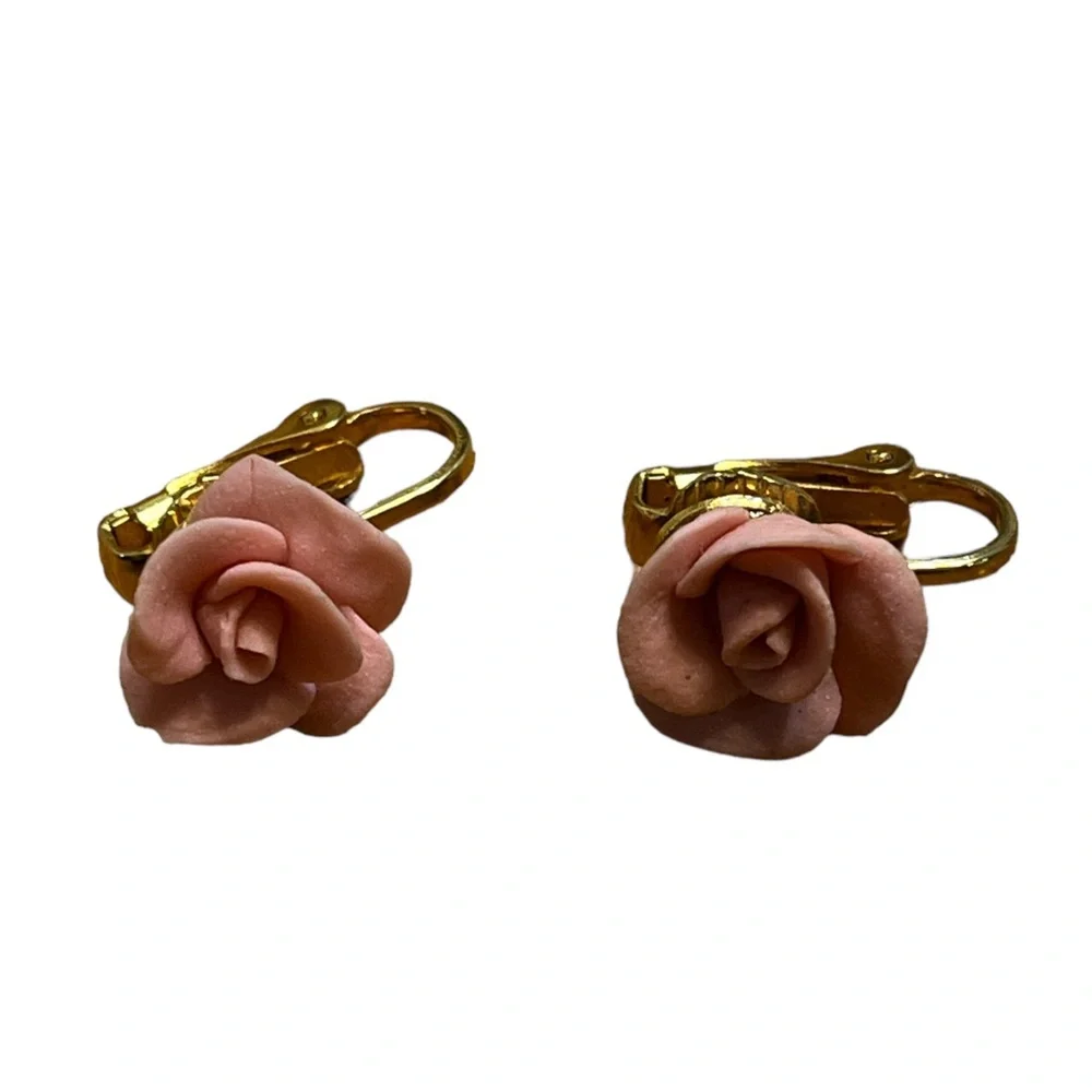✨ 3/$15 ✨ Vintage Pink Porcelain Rose Clip On Earrings